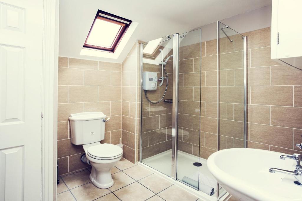 One-Bedroom Apartment Bathroom